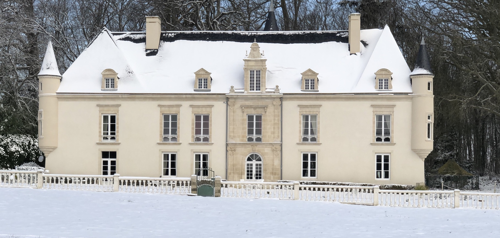 Façade enneigée du Château de Monhoudou